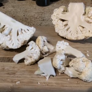Wash the cauliflower, remove its leaves and cut it into florets.