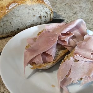 Yum! Let’s taste good bread with a little white ham !!