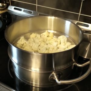 Cuire 10 à 15 minutes à la vapeur le chou-fleur séparé en rosette.