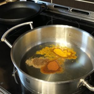 Faites chauffer à feu moyen bas, le ghee et le beurre de coco et y faire infuser les épices quelques minutes.