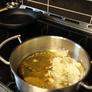 Ajouter et faire tomber les oignons et l&rsquo;ail dans le mélange.