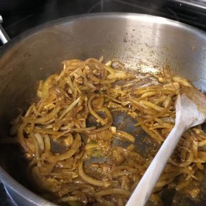 Cuire jusqu&rsquo;à ce que les oignons soit un peu translucides, ajouter un peu ghee si le mélange colle trop.