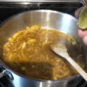 Ajouter le bouillon et le jus de citron et les tomates, faire mijoter quelques minutes.