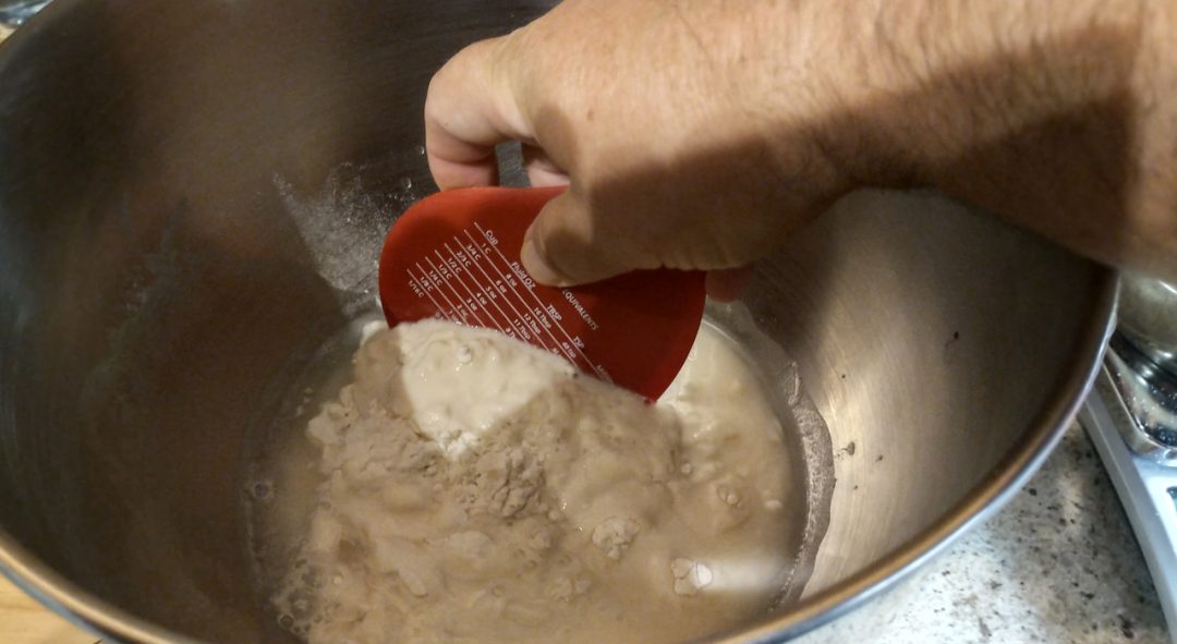 Pour l'autolyse, mélanger farine et eau et laisser reposer 1h.