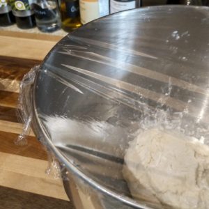 Pour l&rsquo;autolyse, mélanger farine et eau et laisser reposer 1h.