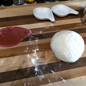 Après avoir pétri 10-15 minute (5min au robot), former une boule de pâte.