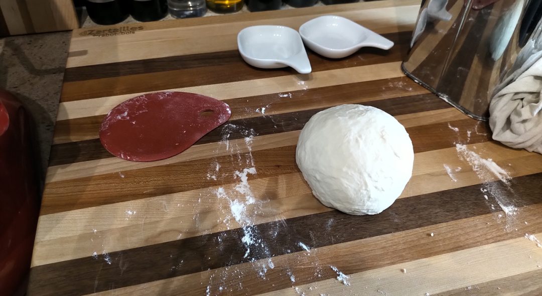 Après avoir pétri 10-15 minute (5min au robot), former une boule de pâte.