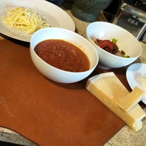 Mes ingrédients, sauce tomate, poivron, échalote française, salami de votre choix, parmesan et mozzarella.