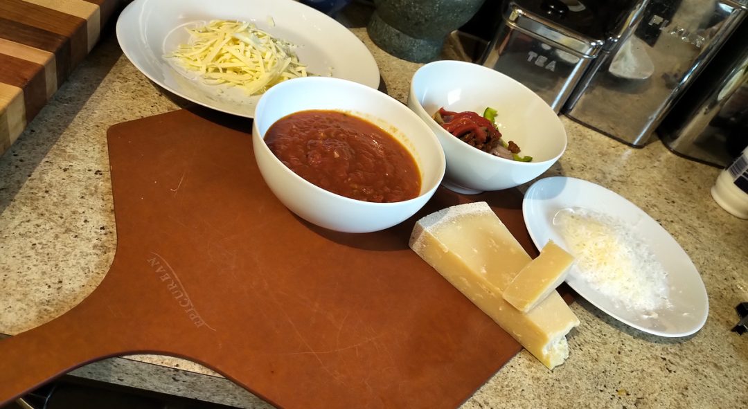 Mes ingrédients, sauce tomate, poivron, échalote française, salami de votre choix, parmesan et mozzarella.