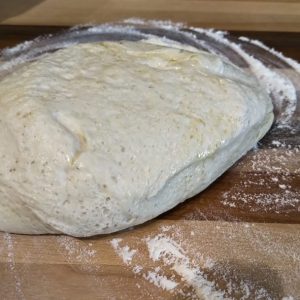 Étalez la pâte sur une surface farinée jusqu&rsquo;à ce qu&rsquo;elle ait l&rsquo;épaisseur désiré.